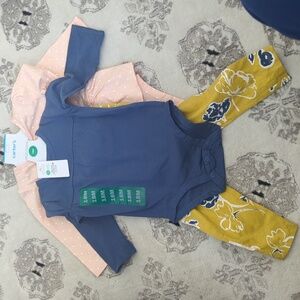 Carter's 18th month 4pc Set.